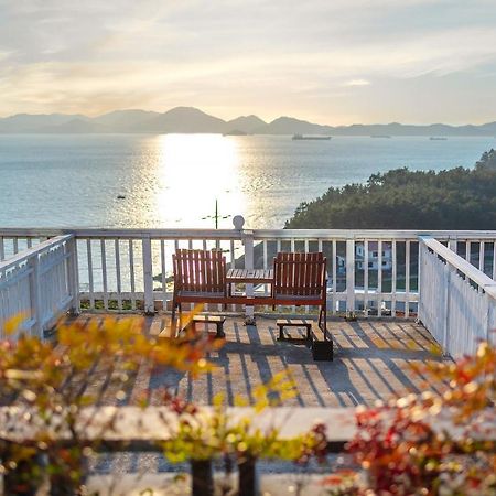 Whales Dream Pensión Namhae Exterior foto