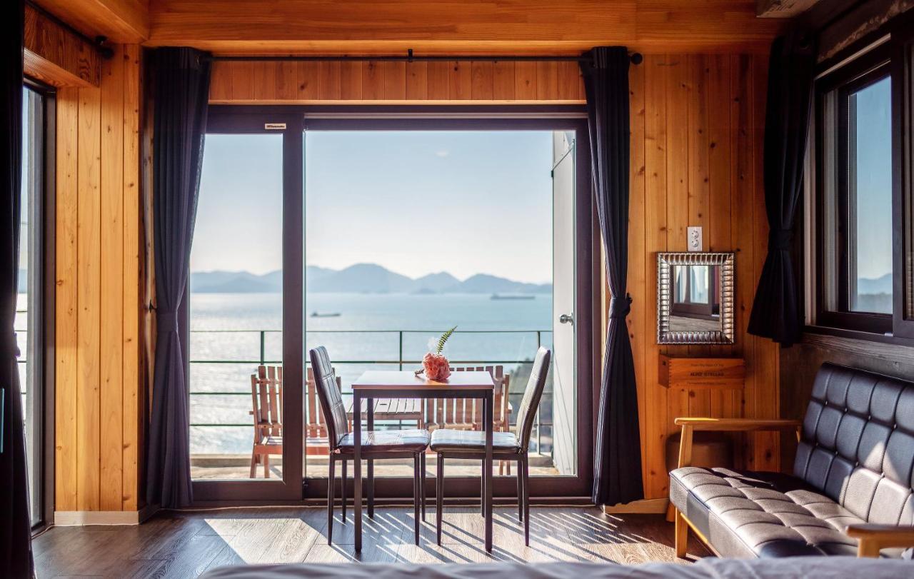 Whales Dream Pensión Namhae Exterior foto