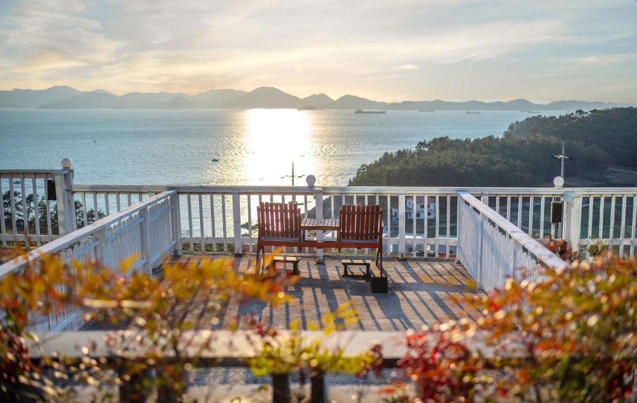 Whales Dream Pensión Namhae Exterior foto