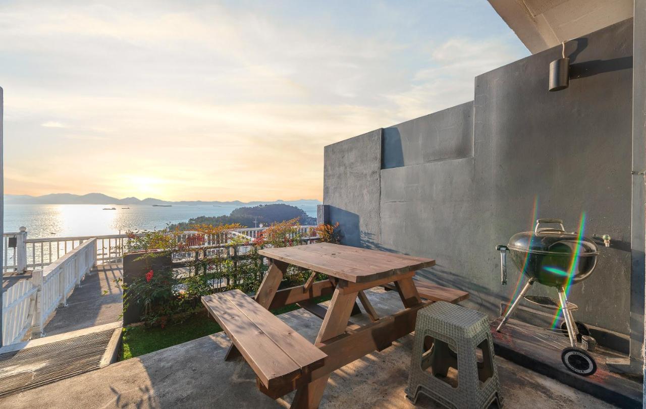 Whales Dream Pensión Namhae Exterior foto