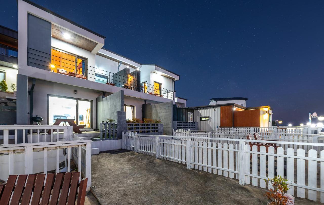 Whales Dream Pensión Namhae Exterior foto