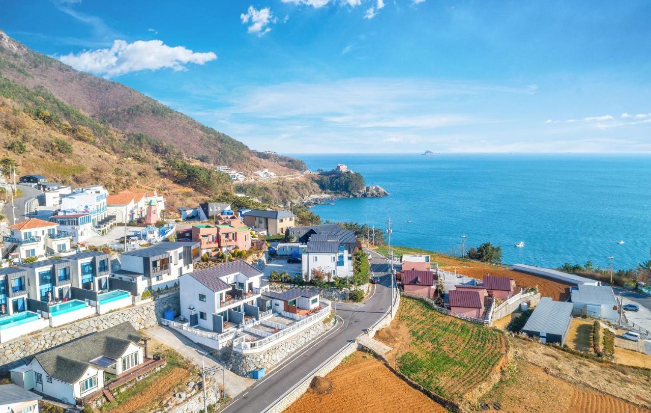 Whales Dream Pensión Namhae Exterior foto