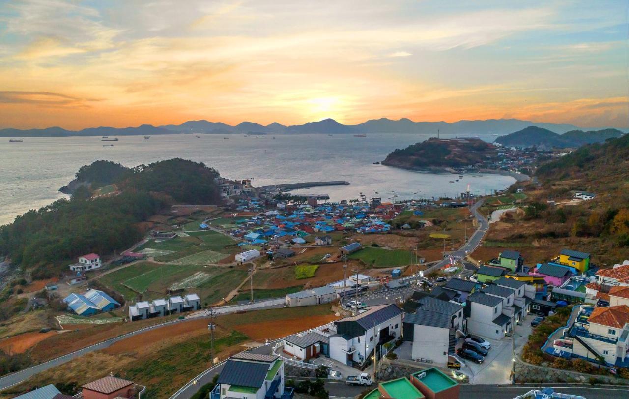 Whales Dream Pensión Namhae Exterior foto