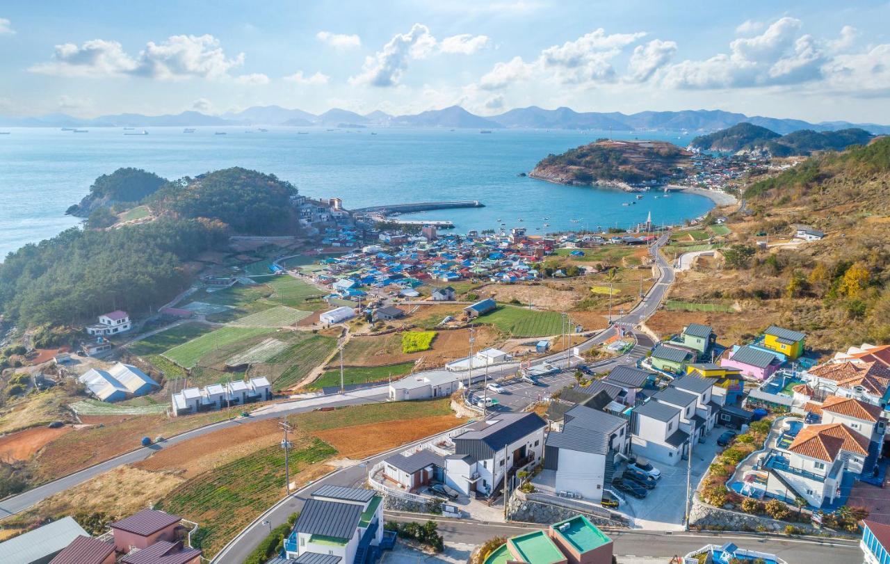 Whales Dream Pensión Namhae Exterior foto