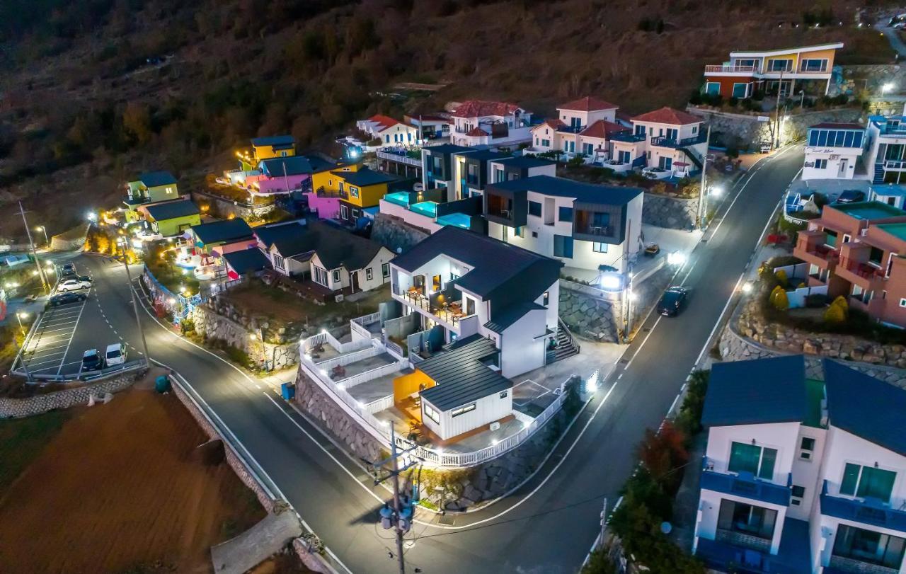 Whales Dream Pensión Namhae Exterior foto