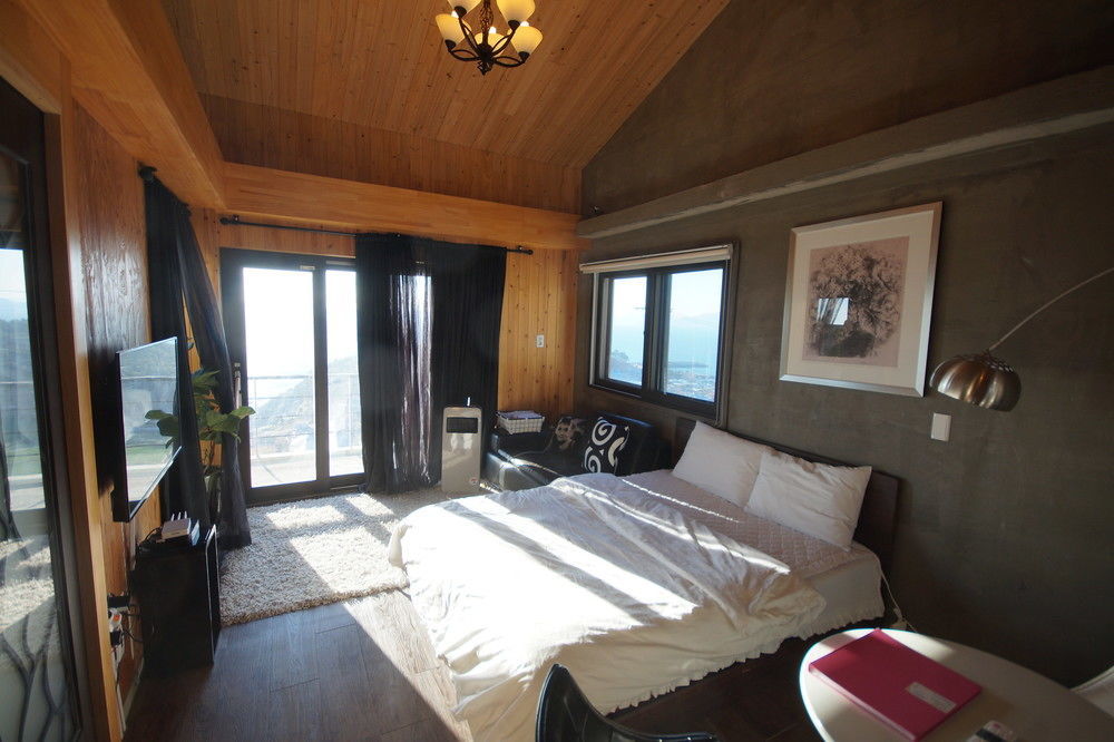 Whales Dream Pensión Namhae Exterior foto