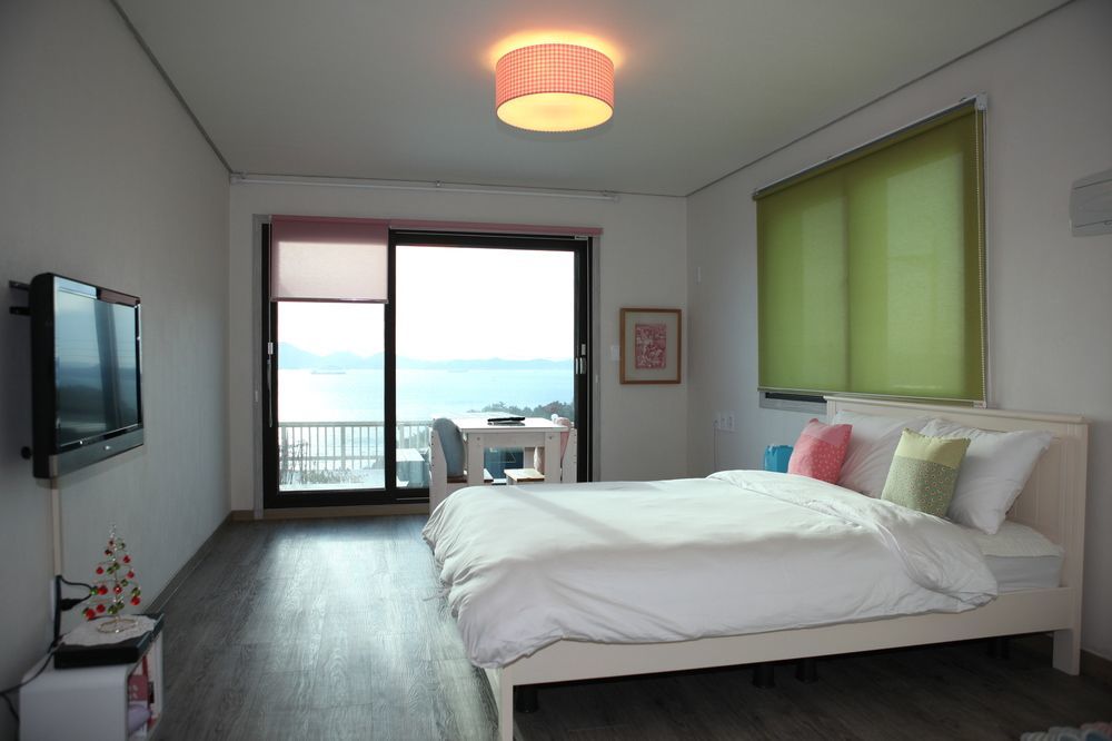 Whales Dream Pensión Namhae Exterior foto