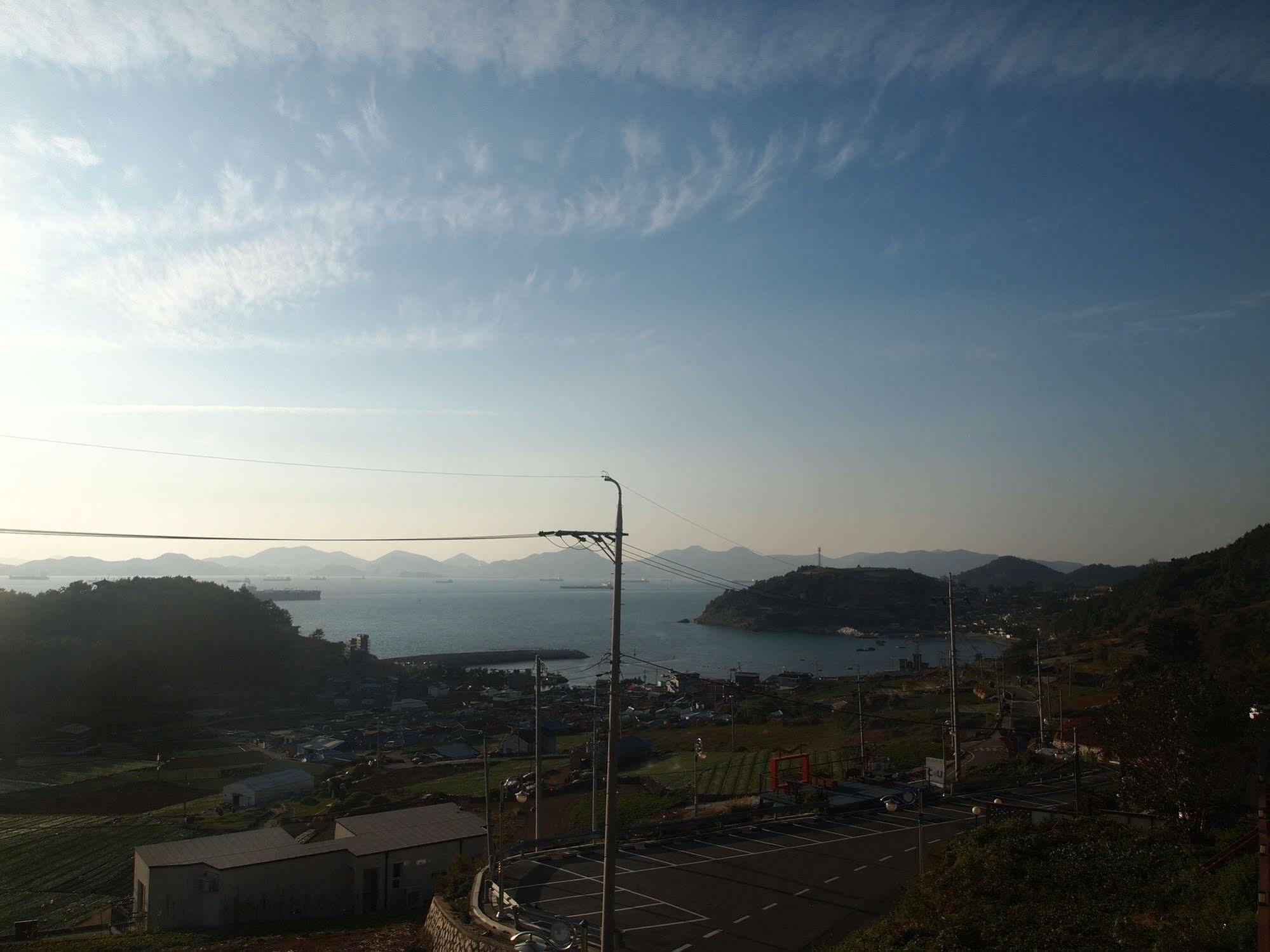 Whales Dream Pensión Namhae Exterior foto