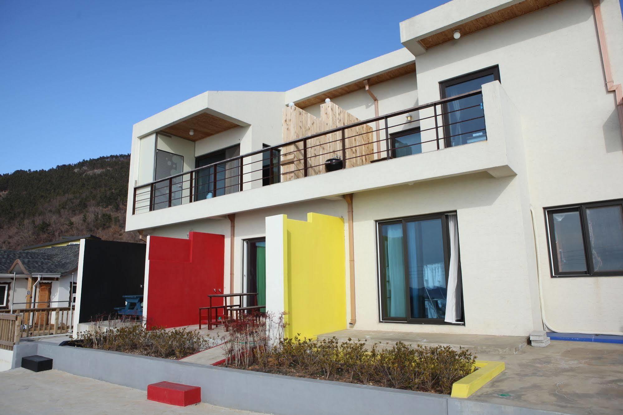 Whales Dream Pensión Namhae Exterior foto