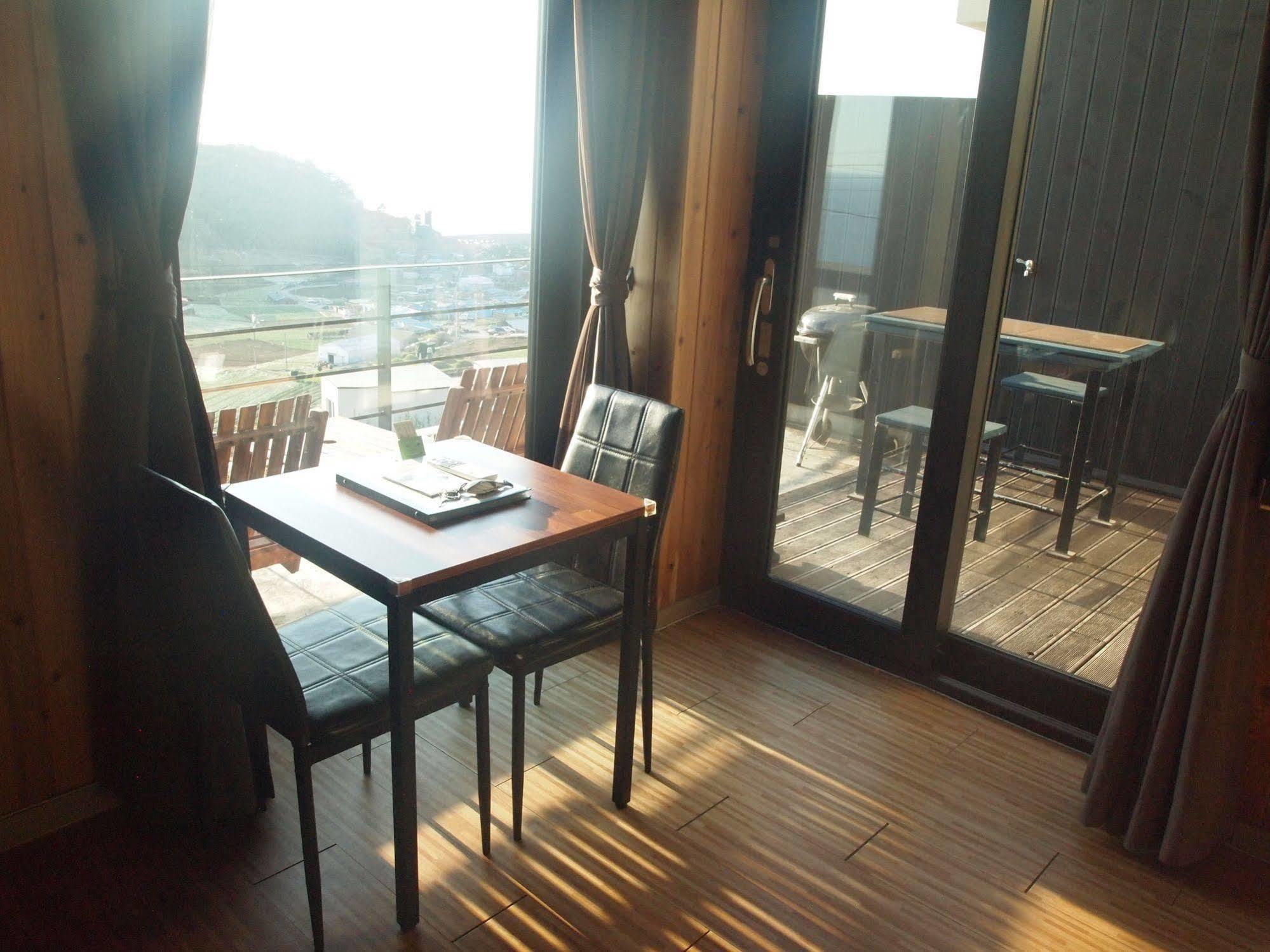 Whales Dream Pensión Namhae Exterior foto