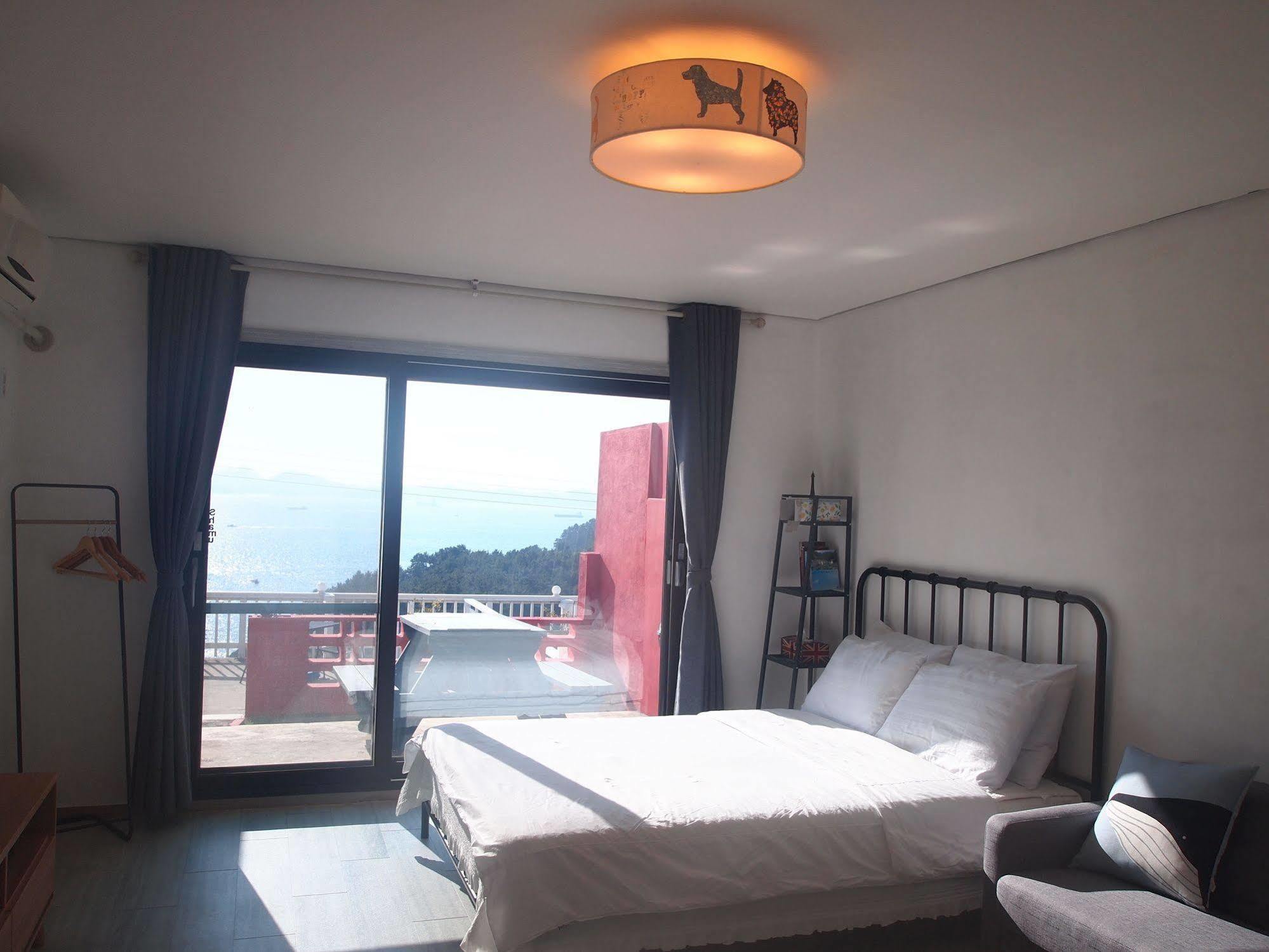 Whales Dream Pensión Namhae Exterior foto