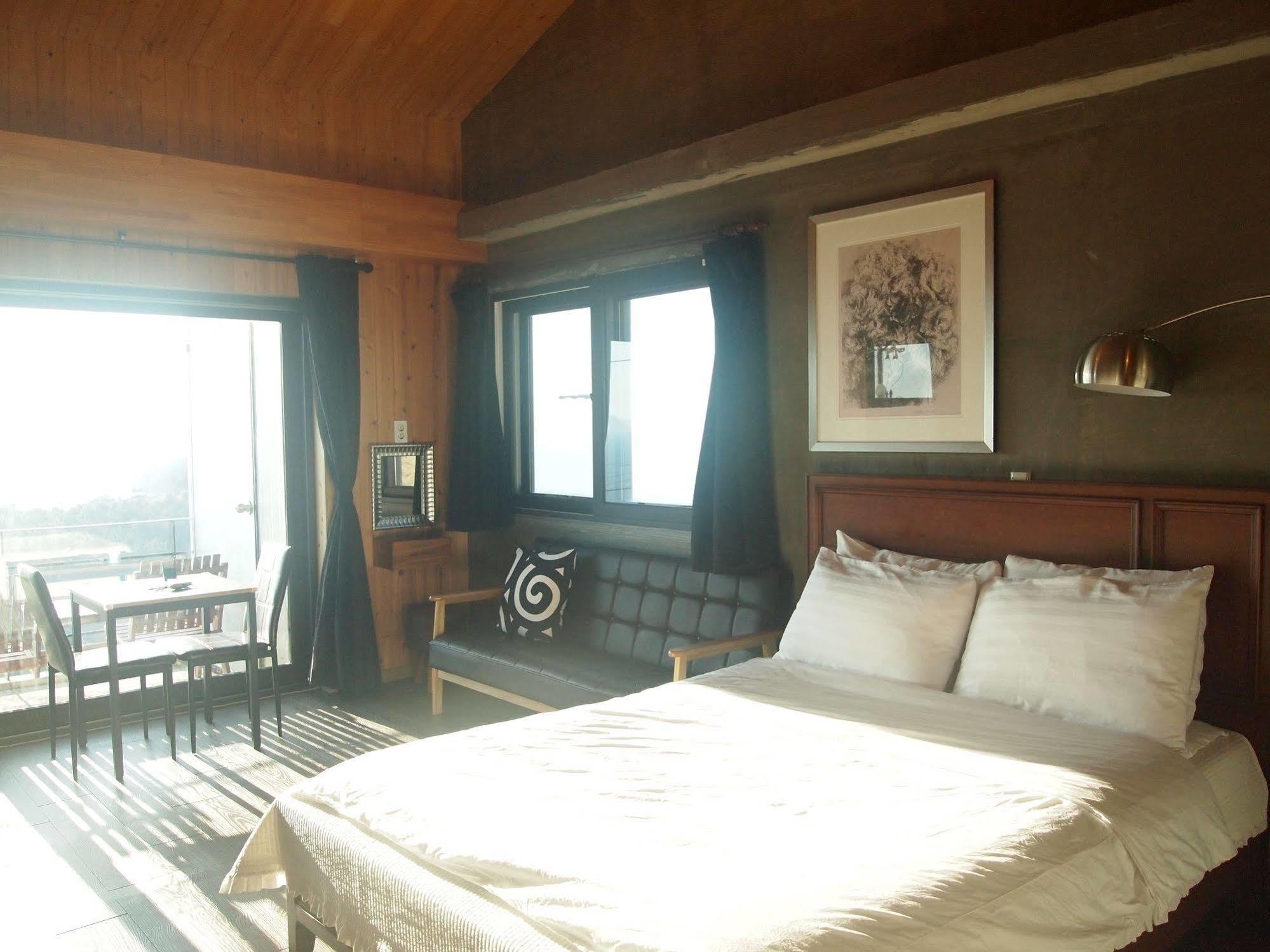 Whales Dream Pensión Namhae Exterior foto